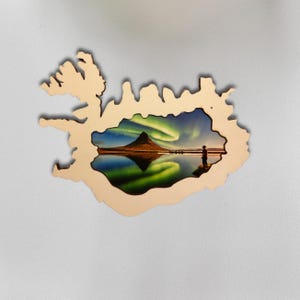 Cadre photo de carte d'Islande | Cadre photo en bois fabriqué à la main pour des souvenirs de voyage | Cadre de carte d'Islande |  Cadre en bois pour les voyageurs en Islande