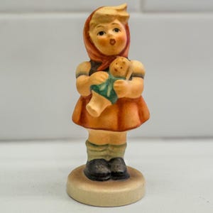 Porcelaine vintage Goebel Hummel, Allemagne de l'Ouest, « Fille avec poupée », 239-B, 3,5 po. H