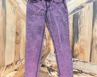 L.E.I. Emma Jegging vintage morado/rosa lavado ácido vaqueros ajustados elásticos para jóvenes talla 5