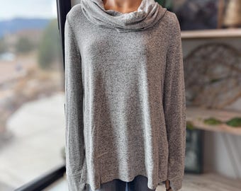 Suéter Cupio Blush Gray con cuello vuelto, tejido suave y ligero, talla XL.