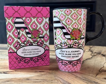 Tazza da viaggio in ceramica Cypress Home da 473 ml (16 oz) rosa, modello scarpe con tacco alto, scatola da viaggio.