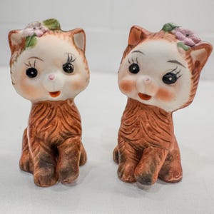 1950&#39;s Adorable Porcelain Bisque Pretty Kitties Decor Salt and Pepper Shaker Set