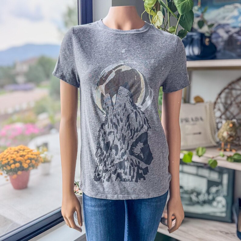 Free People We The Free Wolf Howling at the Moon Short Sleeve Tee-Women's Medium image 3