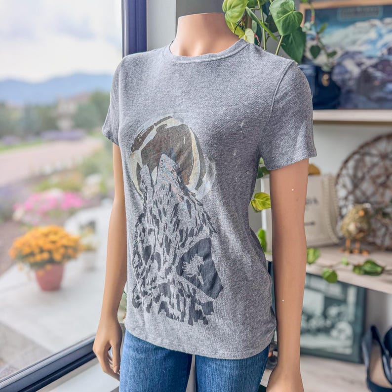 Free People We The Free Wolf Howling at the Moon Short Sleeve Tee-Women's Medium image 2