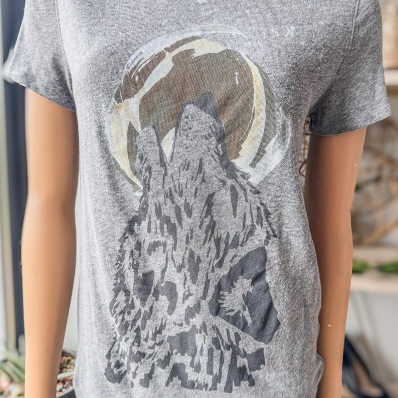 Free People We The Free Wolf Howling at the Moon Short Sleeve Tee-Women's Medium image 6