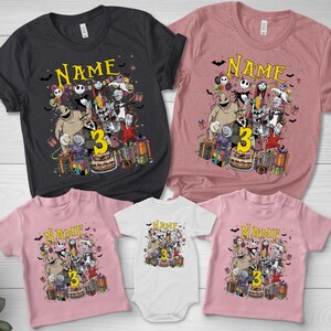 Pode incluir: Uma cole&ccedil;&atilde;o de camisetas e um body para beb&ecirc; com um design gr&aacute;fico colorido. O design inclui personagens, o n&uacute;mero 3 e a palavra "Name" em amarelo. As camisetas s&atilde;o nas cores preto, rosa e branco.