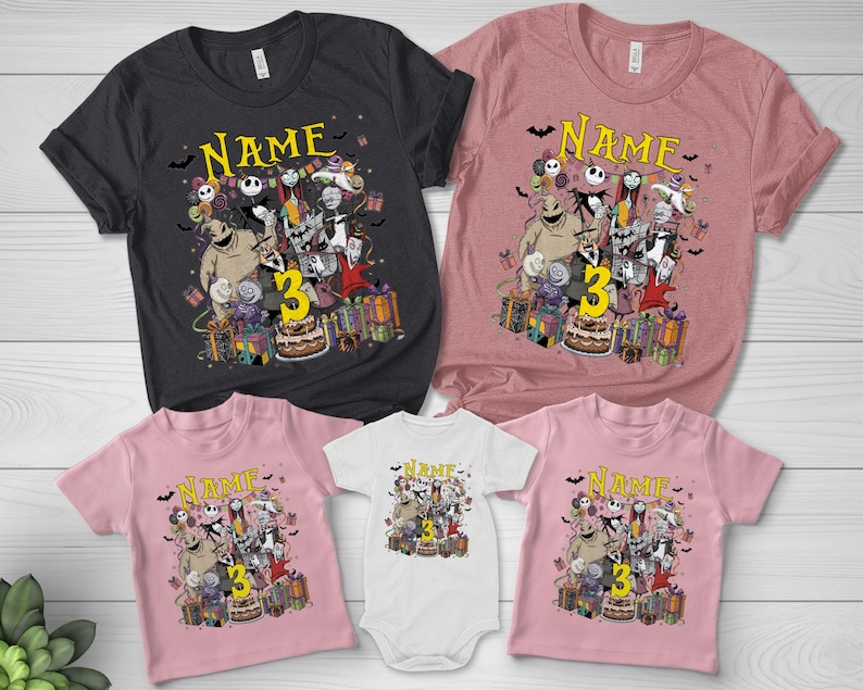 Pode incluir: Uma cole&ccedil;&atilde;o de camisetas e um body para beb&ecirc; com um design gr&aacute;fico colorido. O design inclui personagens, o n&uacute;mero 3 e a palavra "Name" em amarelo. As camisetas s&atilde;o nas cores preto, rosa e branco.