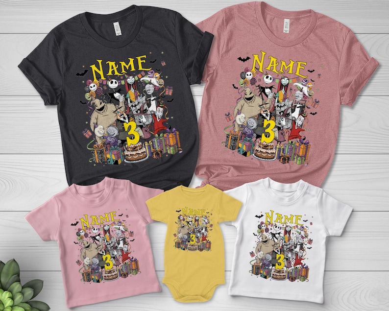 Pode incluir: Uma cole&ccedil;&atilde;o de camisetas e um body com um design gr&aacute;fico colorido com personagens, o n&uacute;mero 3 e a palavra "Name" em amarelo. As camisetas s&atilde;o em v&aacute;rias cores, incluindo preto, rosa e branco.
