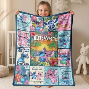 Pu&ograve; includere: Una coperta personalizzata con un collage di personaggi di Stitch in varie pose, su uno sfondo tropicale di fiori e tramonto. Il nome "Oliver" &egrave; ben visibile. La coperta ha un bordo blu e include testo come "Ohana" e "Touch Me and I Will Bite You."