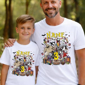 Pode incluir: Duas camisetas brancas com um gr&aacute;fico colorido de personagens de The Nightmare Before Christmas. As camisas t&ecirc;m a palavra "NAME" acima do gr&aacute;fico e o n&uacute;mero "3" no design. As camisas s&atilde;o usadas por um pai e seu filho.