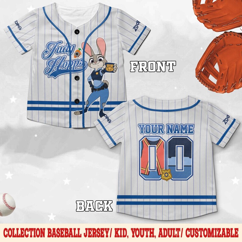 Peut inclure: Un maillot de baseball blanc avec des rayures et des bordures bleues. Le devant pr&eacute;sente le texte "Judy Hopps" et une illustration du personnage. Le dos a de la place pour un nom et un num&eacute;ro. Le maillot fait partie d'une collection.