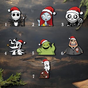 Op de afbeelding: Een verzameling van zeven karakteruitsparingen uit The Nightmare Before Christmas, elk met een kerstmuts. De karakters zijn Jack Skellington, Sally, Zero, Oogie Boogie en anderen, allemaal met een feestelijk thema.