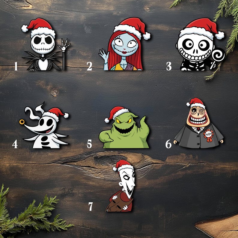 Op de afbeelding: Een verzameling van zeven karakteruitsparingen uit The Nightmare Before Christmas, elk met een kerstmuts. De karakters zijn Jack Skellington, Sally, Zero, Oogie Boogie en anderen, allemaal met een feestelijk thema.