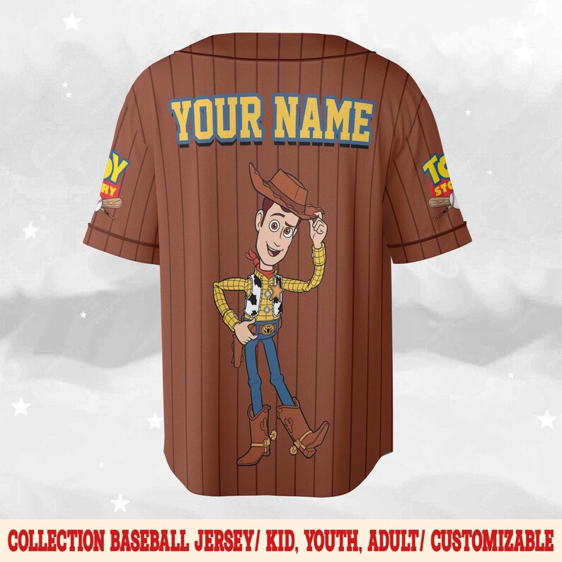 Puede incluir: Camiseta de b&eacute;isbol marr&oacute;n con una imagen de dibujos animados de Woody de Toy Story. La camiseta tiene rayas verticales, el texto "YOUR NAME" en la parte superior de la espalda y el logotipo de Toy Story en las mangas. La parte inferior de la camiseta dice "COLLECTION BASEBALL JERSEY/ KID, YOUTH, ADULT/ CUSTOMIZABLE".