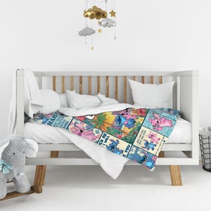 Pu&ograve; includere: Una colorata coperta per bambini con un design patchwork con personaggi dei cartoni animati in varie pose. La coperta ha una combinazione di colori blu, rosa e giallo con il testo "HANA", "ICH ME I WILL E YOU", e "you can hide you can run but you can't escap".