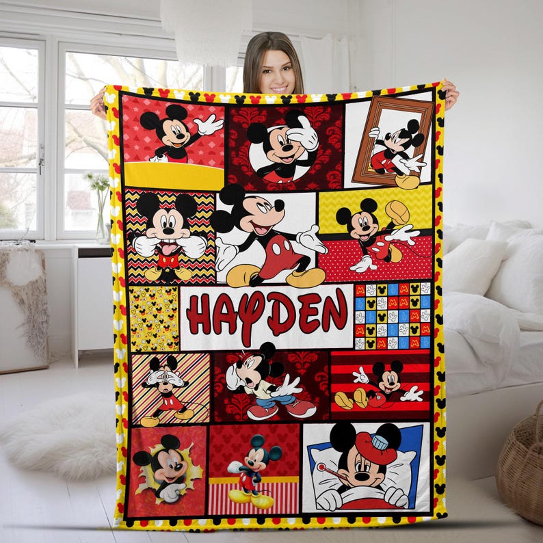 Pu&ograve; includere: Una coperta personalizzata con un collage di immagini di Topolino in varie pose. La coperta ha un bordo giallo con sagome di Topolino e il nome "HAYDEN" a grandi lettere rosse. Lo sfondo include pannelli rossi, bianchi e neri.