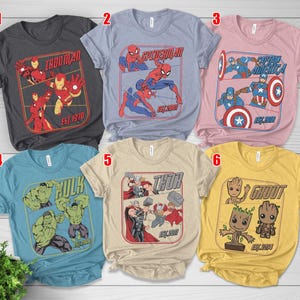 K&ouml;nnte beinhalten: Sechs kurz&auml;rmelige T-Shirts mit Marvel-Comicfiguren. Die Shirts sind in verschiedenen Farben erh&auml;ltlich, darunter Grau, Blau, Rosa und Gelb. Jedes Shirt hat eine andere Charaktergrafik, wie Iron Man, Spider-Man, Captain America, Hulk, Thor und Groot.