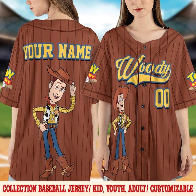 Puede incluir: Camiseta de b&eacute;isbol marr&oacute;n con rayas finas, con un personaje de dibujos animados de vaquero. La camiseta tiene el nombre "Woody" y el n&uacute;mero "00" en la parte delantera. La parte trasera de la camiseta dice "YOUR NAME". El texto "COLLECTION BASEBALL JERSEY/ KID, YOUTH, ADULT/ CUSTOMIZABLE" est&aacute; en la parte inferior.
