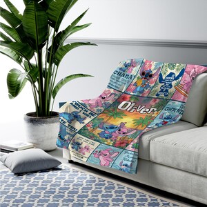Pu&ograve; includere: Una coperta colorata con un motivo patchwork di personaggi dei cartoni animati, palme e fiori. Il nome "Oliver" &egrave; stampato sulla coperta. Il testo "OHANA" e altre frasi sono visibili.