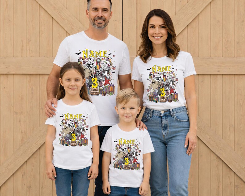 Pode incluir: Quatro pessoas vestindo camisetas brancas com um design gr&aacute;fico colorido com personagens e o n&uacute;mero 3. As camisas tamb&eacute;m t&ecirc;m a palavra "NAME" impressa. A fam&iacute;lia est&aacute; em frente a uma porta de madeira.