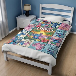 Pu&ograve; includere: Una coperta colorata con personaggi dei cartoni animati e immagini tropicali. Il design include il nome "Oliver" e varie illustrazioni. La coperta &egrave; esposta su un letto bianco.