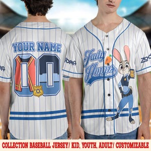 Peut inclure: Maillot de baseball blanc &agrave; fines rayures bleues, avec le texte "Judy Hopps" et un personnage de dessin anim&eacute;. Le maillot porte &eacute;galement le texte "YOUR NAME" et le num&eacute;ro "00" au dos. Fait partie d'une collection.