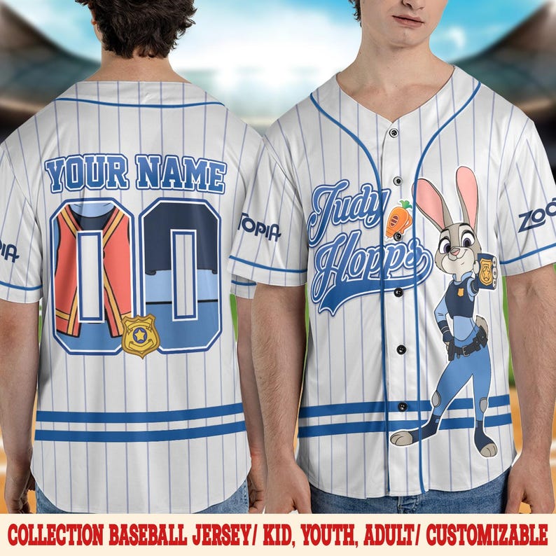 Peut inclure: Maillot de baseball blanc &agrave; fines rayures bleues, avec le texte "Judy Hopps" et un personnage de dessin anim&eacute;. Le maillot porte &eacute;galement le texte "YOUR NAME" et le num&eacute;ro "00" au dos. Fait partie d'une collection.