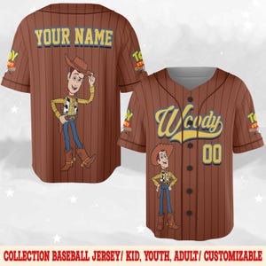 Puede incluir: Camiseta de b&eacute;isbol marr&oacute;n con rayas verticales, con el personaje Woody de Toy Story. La camiseta tiene el nombre "Woody" y el n&uacute;mero "00" en la parte delantera. La parte posterior de la camiseta dice "YOUR NAME".