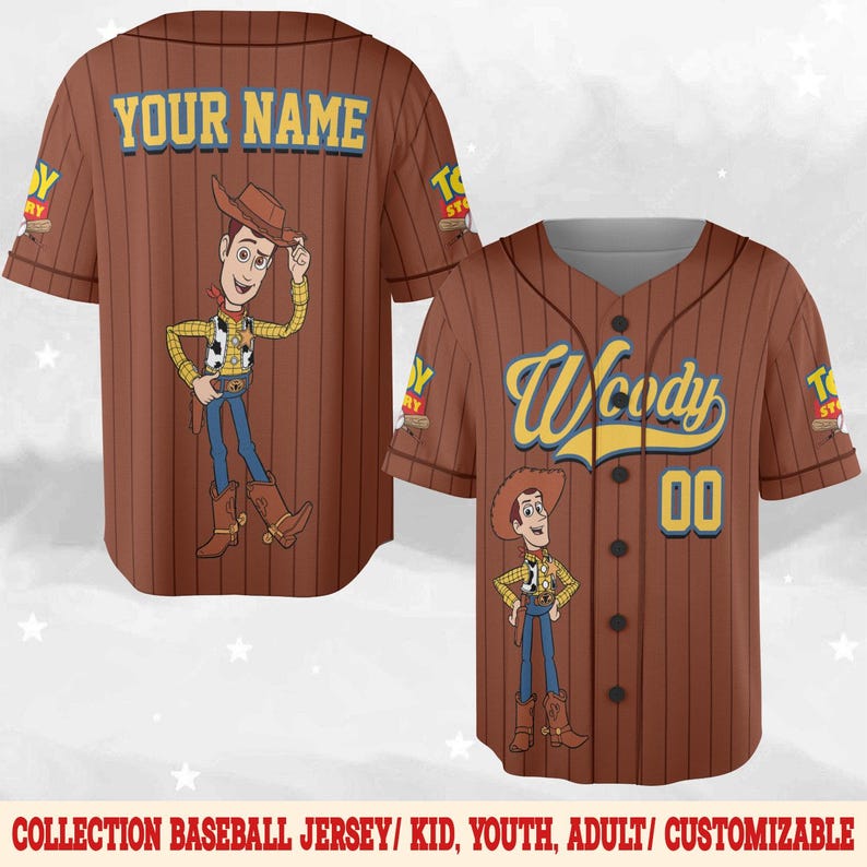 Puede incluir: Camiseta de b&eacute;isbol marr&oacute;n con rayas verticales, con el personaje Woody de Toy Story. La camiseta tiene el nombre "Woody" y el n&uacute;mero "00" en la parte delantera. La parte posterior de la camiseta dice "YOUR NAME".