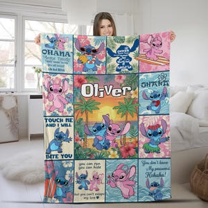 Pu&ograve; includere: Una coperta colorata con varie immagini di Stitch e Angel di Lilo & Stitch. La coperta ha un design a griglia con elementi floreali e tropicali, e il nome "Oliver" &egrave; ben visibile.