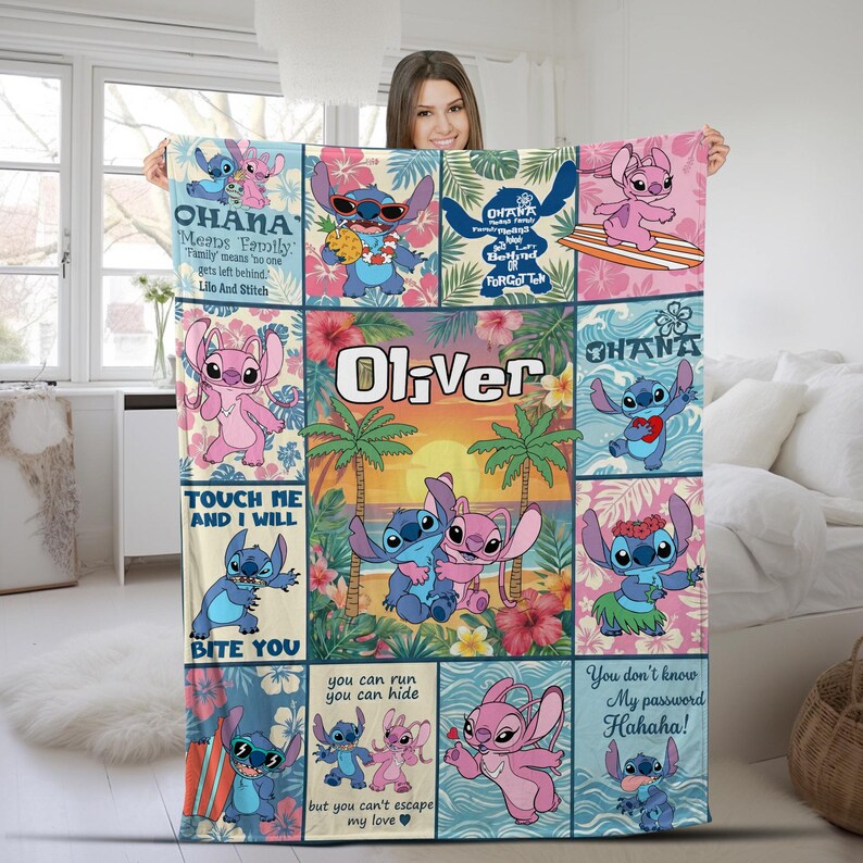 Pu&ograve; includere: Una coperta colorata con varie immagini di Stitch e Angel di Lilo & Stitch. La coperta ha un design a griglia con elementi floreali e tropicali, e il nome "Oliver" &egrave; ben visibile.