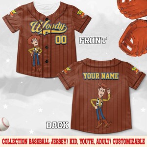 Puede incluir: Camiseta de b&eacute;isbol marr&oacute;n con el personaje Woody de Toy Story. La parte delantera tiene "Woody" y el n&uacute;mero "00". La parte trasera tiene "YOUR NAME" y un gr&aacute;fico de Woody. Incluye una pelota de b&eacute;isbol y guantes.