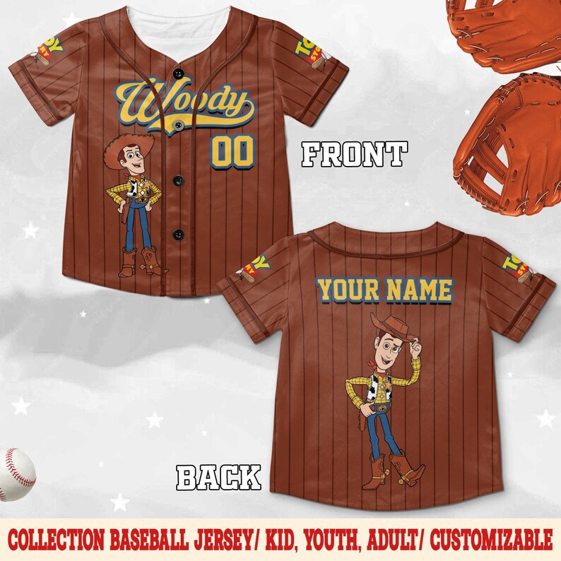 Puede incluir: Camiseta de b&eacute;isbol marr&oacute;n con el personaje Woody de Toy Story. La parte delantera tiene "Woody" y el n&uacute;mero "00". La parte trasera tiene "YOUR NAME" y un gr&aacute;fico de Woody. Incluye una pelota de b&eacute;isbol y guantes.