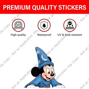 Puede incluir: Ilustraci&oacute;n de dibujos animados de Mickey Mouse vestido de mago, con un sombrero azul con estrellas y una luna creciente. El texto dice: "PREMIUM QUALITY STICKERS", "High quality", "Waterproof" y "UV & heat resistant".