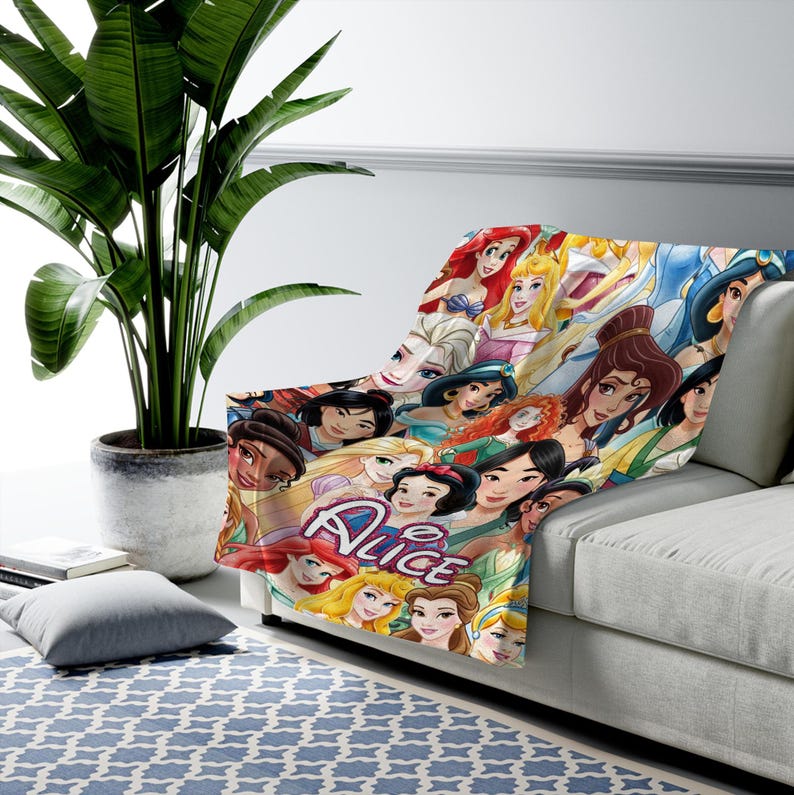 Op de afbeelding: Een rustiek houten bord met de tekst "Welcome to our home" in een handgeschreven stijl. Het bord heeft een verweerde afwerking en een eenvoudig, uitnodigend ontwerp, perfect voor een veranda of entree.