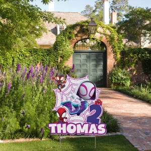A Spider-Man themed birthday sign for a child named Thomas, featuring Spider-Man characters and the number 2.