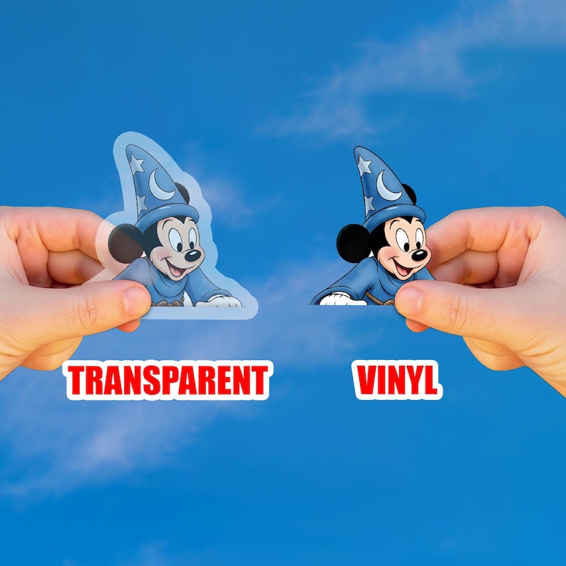 Puede incluir: Dos pegatinas con Mickey Mouse con un atuendo de hechicero azul, una transparente y otra de vinilo. La pegatina transparente se sostiene en una mano, con la palabra "TRANSPARENT" en texto rojo debajo. La pegatina de vinilo se sostiene en otra mano, con "VINYL" en texto rojo.