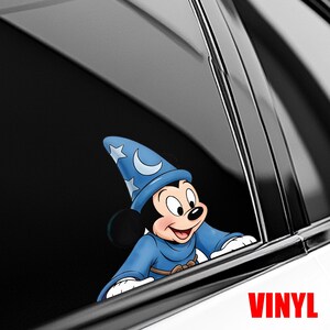 Puede incluir: Una calcoman&iacute;a de vinilo con Mickey Mouse vestido de hechicero, con un sombrero azul adornado con estrellas y una luna creciente. Mickey sonr&iacute;e y lleva una t&uacute;nica azul. La palabra "VINYL" est&aacute; en rojo.