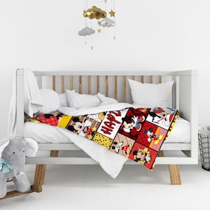 Pu&ograve; includere: Una colorata coperta per bambini con un design patchwork con immagini di Topolino in varie pose. La coperta ha uno schema di colori rosso, giallo e nero, con la scritta "HAPPY" stampata sopra. &Egrave; drappeggiata su una culla bianca.