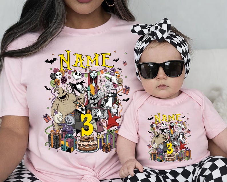 Pode incluir: Camisetas e body rosa combinando com um gr&aacute;fico colorido de personagens, presentes e um bolo. A palavra "NAME" est&aacute; acima do gr&aacute;fico, e o n&uacute;mero "3" &eacute; amarelo. O beb&ecirc; usa uma faixa xadrez em preto e branco e &oacute;culos de sol.