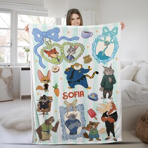 Puede incluir: Una manta a rayas blancas y verde claro con personajes de dibujos animados de Zootopia. La manta presenta ilustraciones de Nick Wilde, Judy Hopps y el Jefe Bogo. El nombre "SOFIA" est&aacute; impreso en rojo. La manta est&aacute; sostenida por una persona.