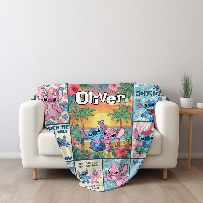 Pu&ograve; includere: Una coperta in peluche con un collage di personaggi di Stitch e Angel in varie pose. La coperta ha un tema tropicale con palme, fiori e il nome "Oliver" in evidenza. La coperta &egrave; drappeggiata su un divano bianco.