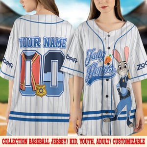 Peut inclure: Maillot de baseball blanc &agrave; rayures bleues, avec le texte "YOUR NAME" et le num&eacute;ro "00" au dos. Le devant affiche "Judy Hopps" et un personnage de dessin anim&eacute;. Le maillot a des manches courtes et une fermeture boutonn&eacute;e.