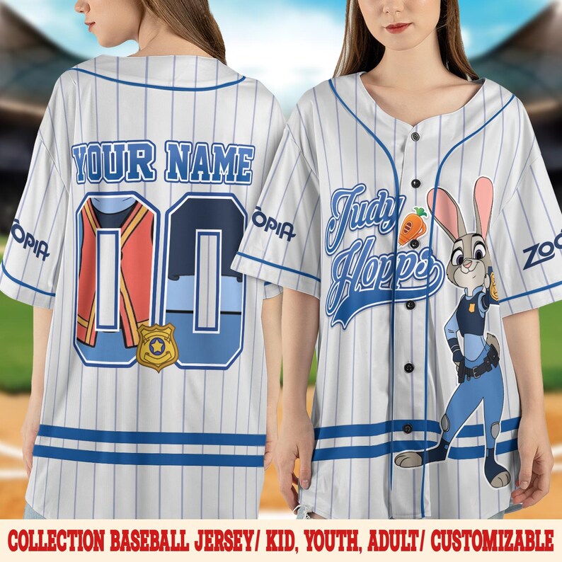 Peut inclure: Maillot de baseball blanc &agrave; rayures bleues, avec le texte "YOUR NAME" et le num&eacute;ro "00" au dos. Le devant affiche "Judy Hopps" et un personnage de dessin anim&eacute;. Le maillot a des manches courtes et une fermeture boutonn&eacute;e.