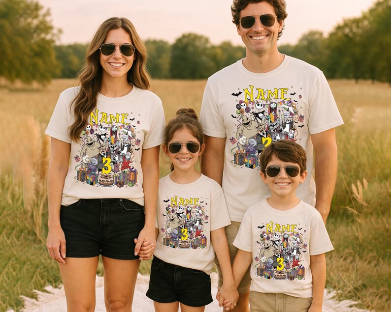 Pode incluir: T-shirts bege com um gr&aacute;fico de desenho animado colorido com personagens, presentes e um bolo de anivers&aacute;rio. As camisas t&ecirc;m a palavra "NAME" acima do gr&aacute;fico e um n&uacute;mero abaixo. A fam&iacute;lia est&aacute; usando &oacute;culos de sol.