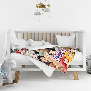 Op de afbeelding: Een set van drie keramische mokken met een gespikkelde, matte afwerking. De mokken zijn in cr&egrave;me, lichtgrijs en donkergrijs. Elke mok heeft een eenvoudig, minimalistisch ontwerp.