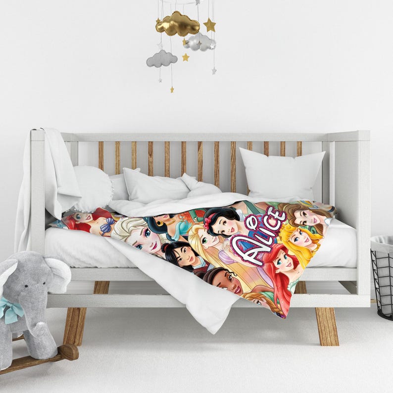 Op de afbeelding: Een set van drie keramische mokken met een gespikkelde, matte afwerking. De mokken zijn in cr&egrave;me, lichtgrijs en donkergrijs. Elke mok heeft een eenvoudig, minimalistisch ontwerp.