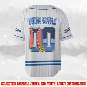 Peut inclure: Maillot de baseball blanc &agrave; rayures bleues, avec le texte "YOUR NAME" au-dessus d'un motif avec le num&eacute;ro "00" et un badge dor&eacute;. Le maillot a des accents bleus et le mot "OPIA" sur la manche gauche.