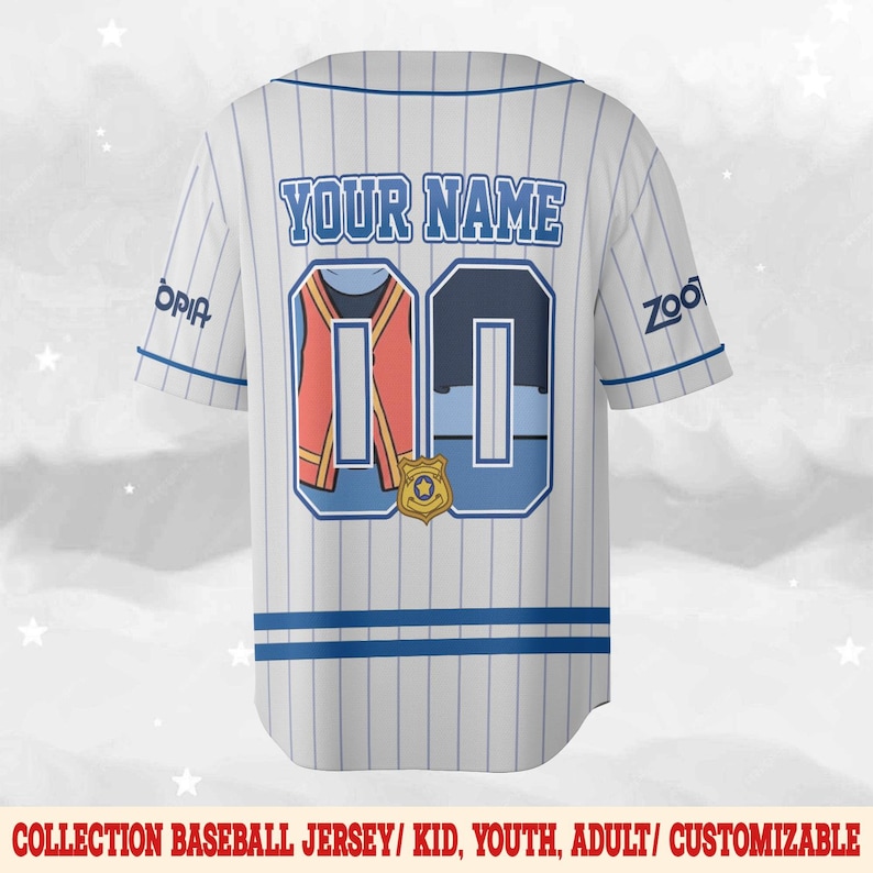 Peut inclure: Maillot de baseball blanc &agrave; rayures bleues, avec le texte "YOUR NAME" au-dessus d'un motif avec le num&eacute;ro "00" et un badge dor&eacute;. Le maillot a des accents bleus et le mot "OPIA" sur la manche gauche.