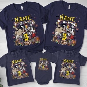 Pode incluir: T-shirts azul marinho com um gr&aacute;fico colorido com personagens, o n&uacute;mero 3 e o nome "Name". O design inclui um bolo de anivers&aacute;rio e presentes embrulhados. As camisas est&atilde;o dispon&iacute;veis em v&aacute;rios tamanhos.